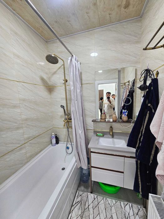 Buxoroda xonadon uy kvartira sotiladi 2 xonali 65m² 4-qavat.