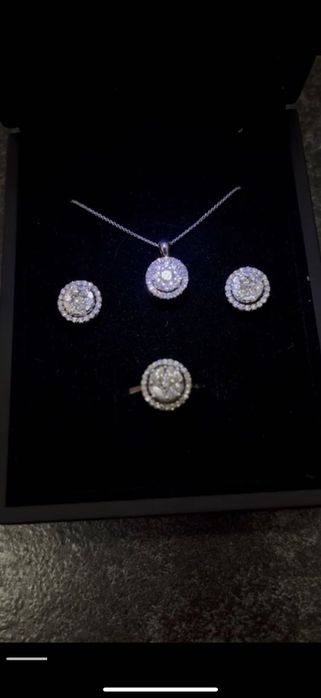Комплект из белого золота и бриллиантов