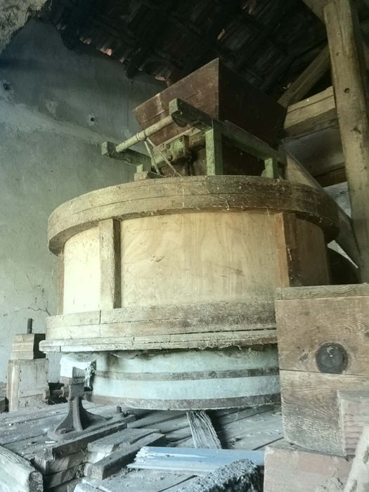 Старинна каменна воденична мелница за брашно