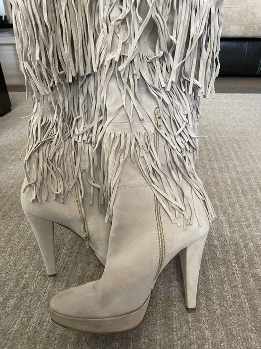 Cizme lungi piele intoarsa, cu franjuri.