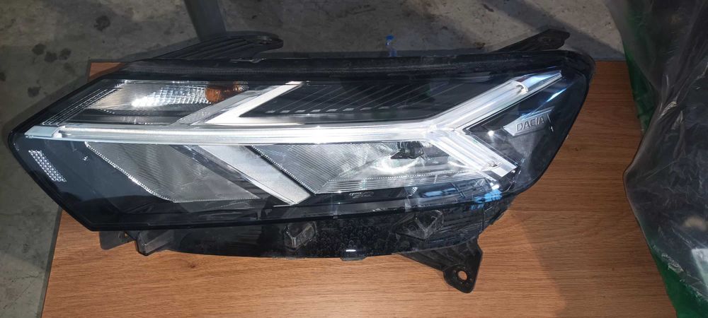 Far stanga / dreapta logan 2 si 3 cu prnderi complete , reparate