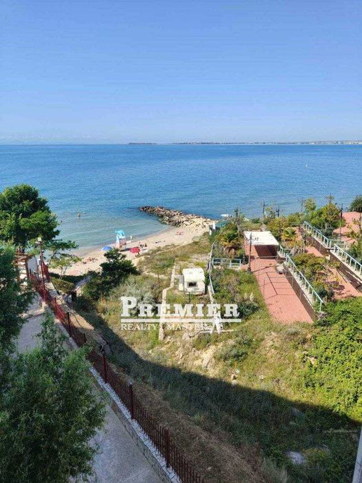 Двустаен апартамент на първа линия с уникална гледка към морето