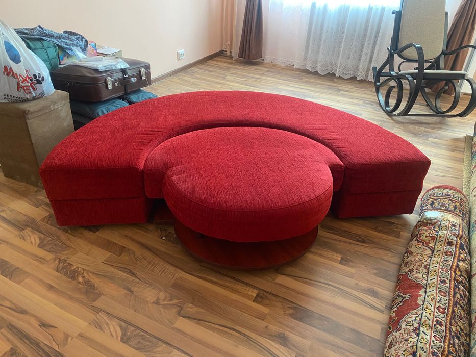 Canapea, măsuță capitonată și piesă semicirculară capitonată=pat dublu