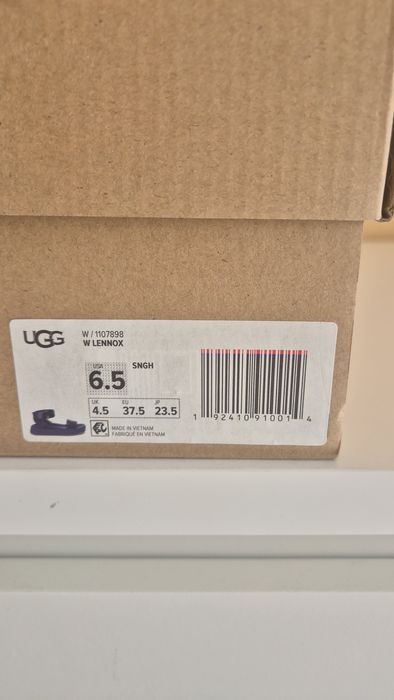 Дамски елегантни сандали UGG.  Номер 37,5!