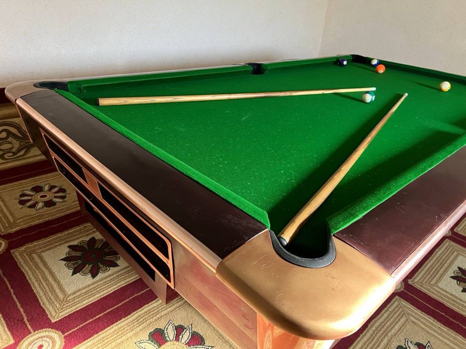 Pool bilyard sotiladi kiy va sharlari bilan! Srochni sotiladi