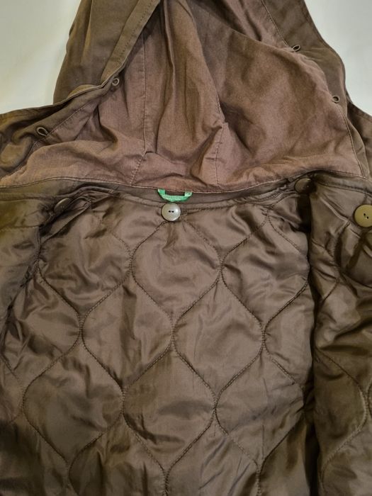 Продавам ватиран шлифер с качулка на фирмата Бенетон