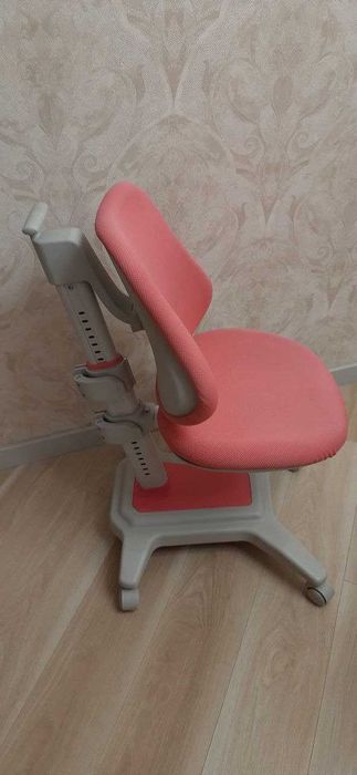 Продам игровое кресло, а также детское кресло.