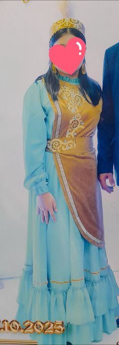 Қазақи нақышта көйлек комзол, сәукеле.