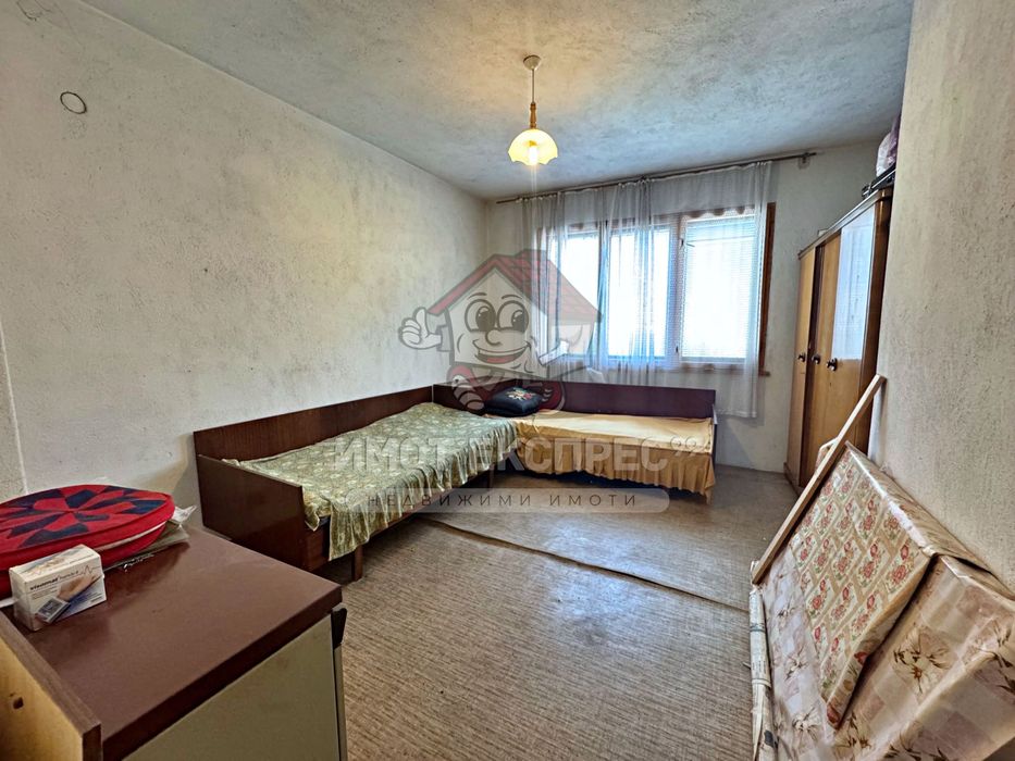 Етаж от къща, мансарден апартамент и гараж, Централна градска част