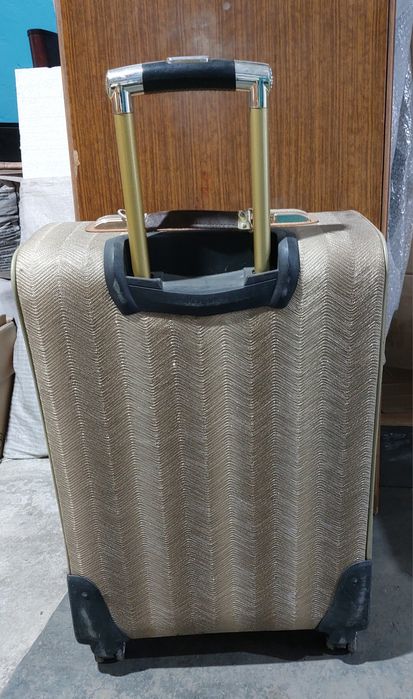 Продам чемодан на колёсах