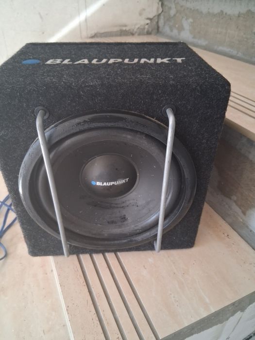 Subwoofer.  Blaupunkt  cu stație. Incorporata in el