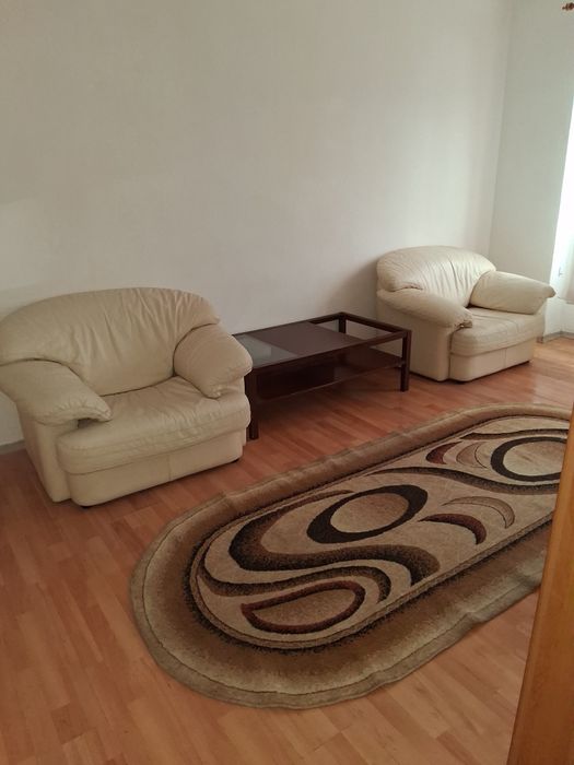 Oca,cu  ! Vănd Set  Canapea  + 2 Fotolii  din piele ecologica Alb spre Crem în stare foarte bună de utilizare