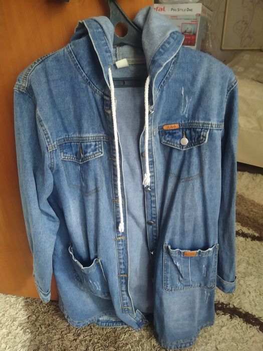 Продаю женскую джинсовую курточку