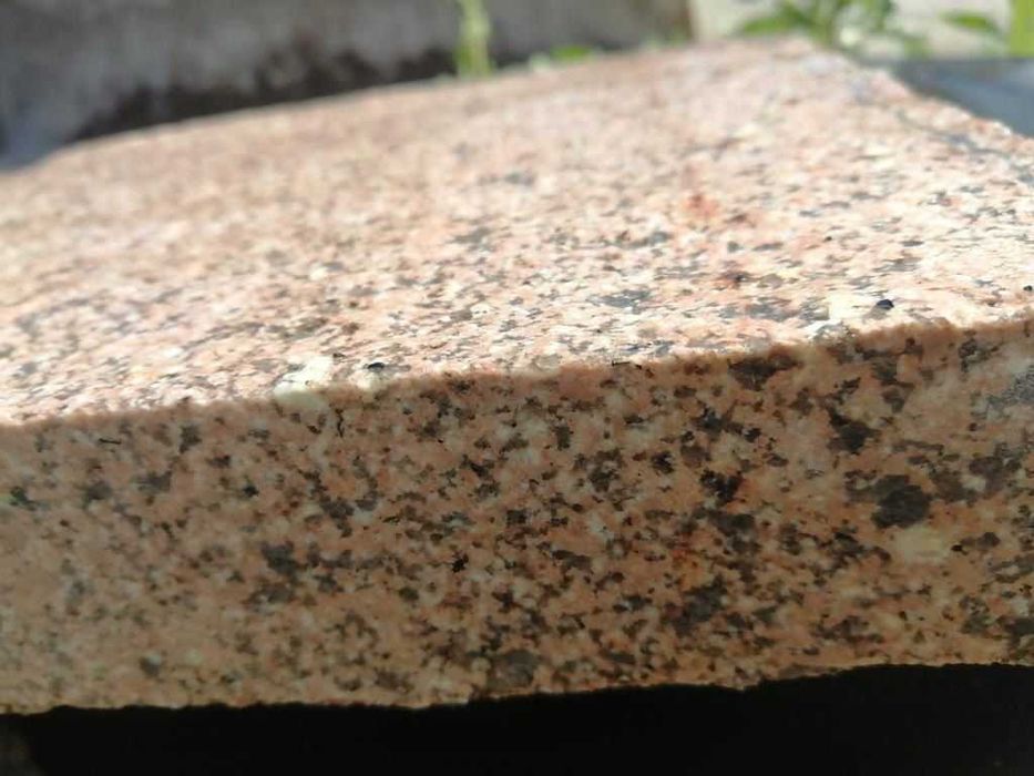 Гранитный поребрик