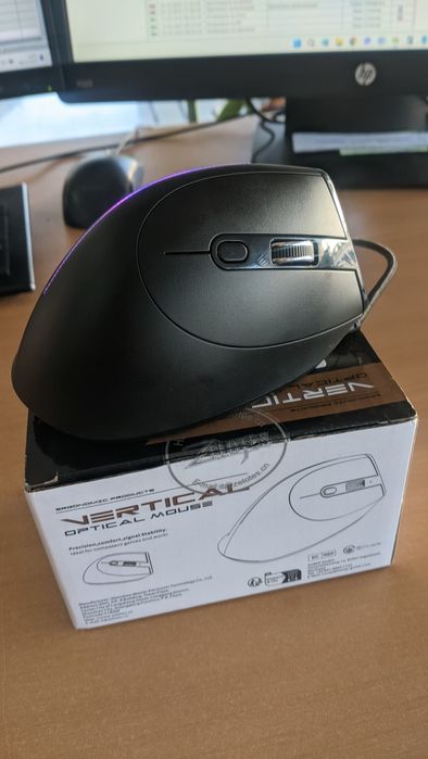 Продавам мишка вертикална Zelotes Jomaa