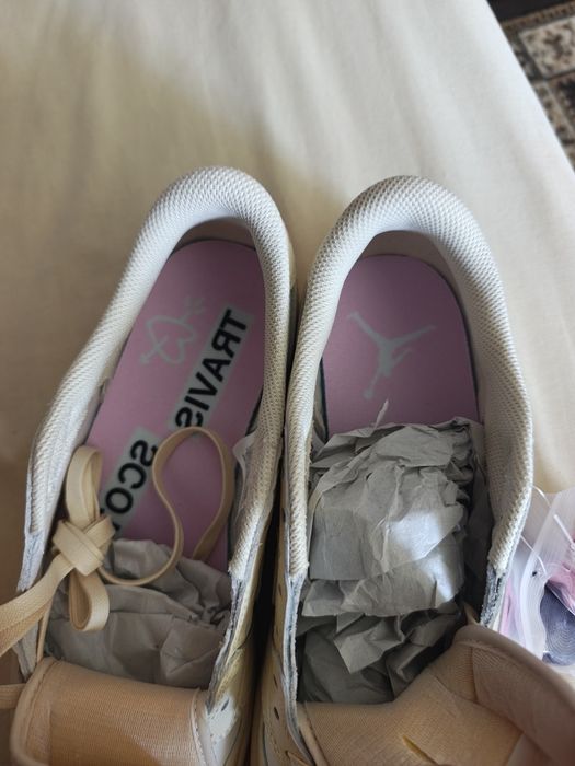 Air Jordan 1 Low x Travis Scott „Shy Pink” cu Swoosh inversat roz pal. Sunt 1.1 de înaltă calitate și materiale exact la fel ei sunt noi numărul 42,5