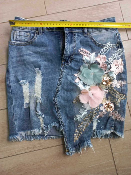 ЧИСТО НОВА Къса дънкова пола с 3D цветя
