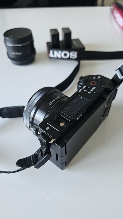 SONY ZV E10 1 cu 2 OBIECTIVE, 3 baterii incarcator