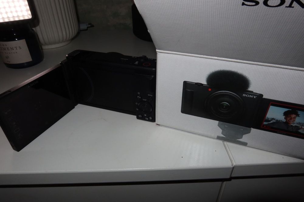 Sony ZV-1F с гаранция, в отлично състояние