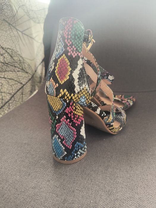 Прекрасни сандали/обувки на ток