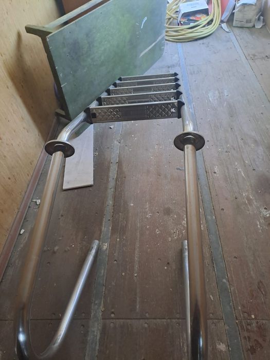 Продам дверь и лестницу