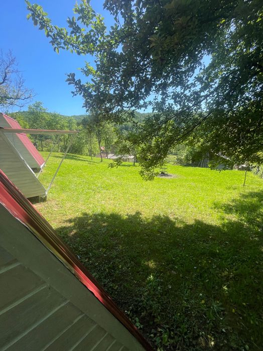 P. Fizică închiriez casă+curte pentru grupuri pe termen scurt.
