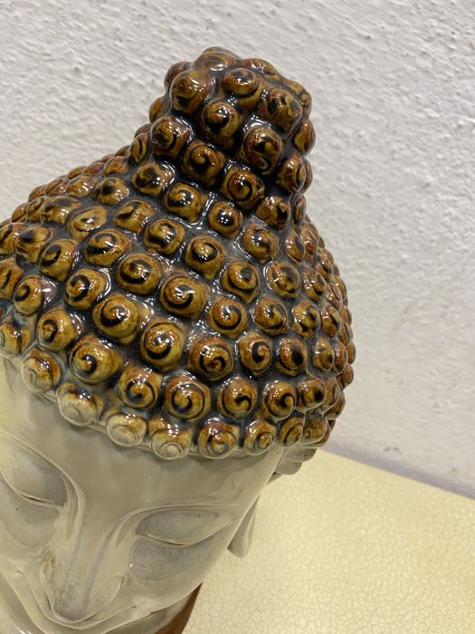 Порцеланов бюст буда