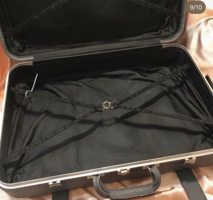 Geamantan vintage cu o culoare deosebită, prezintă roți