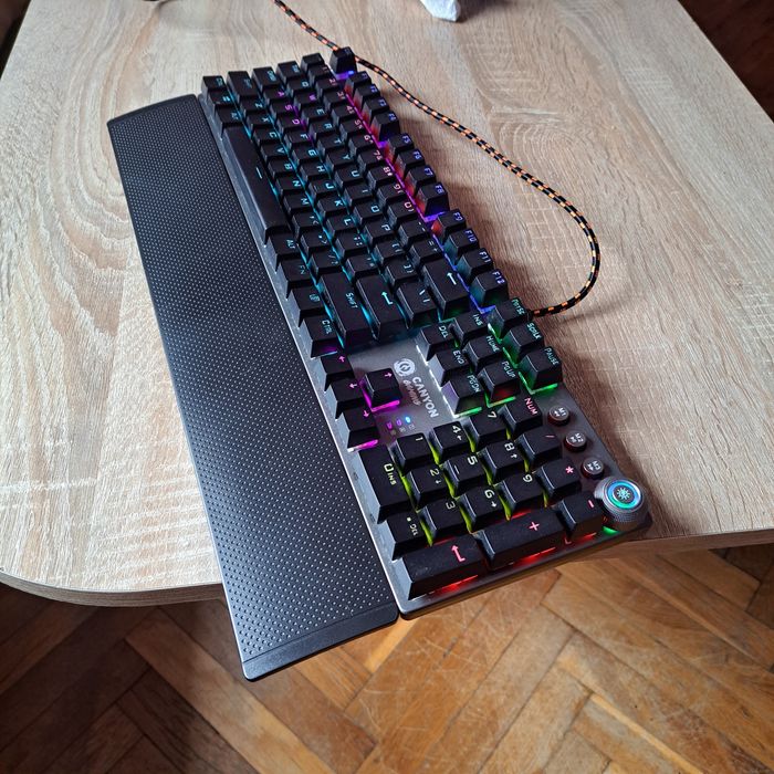 Продавам светеща геймърска клавиатура Canyon