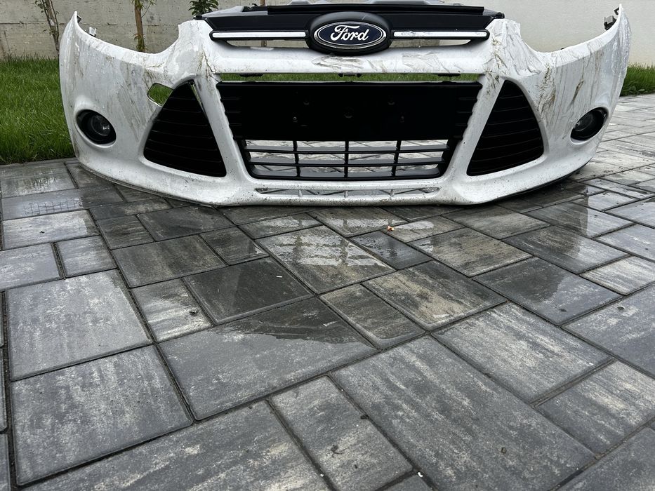 Bară față Ford Focus MK3 (2011–2014) completă cu proiectoare și grile – originală