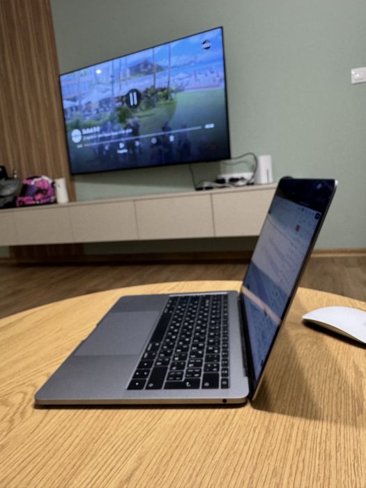 MacBook PRO Retina 2017 2.3 Ghz intel core i5