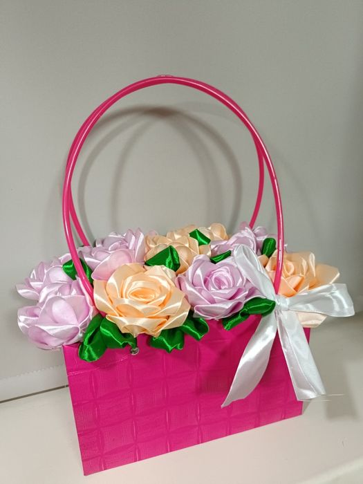 Корзиночка цветов из атласа