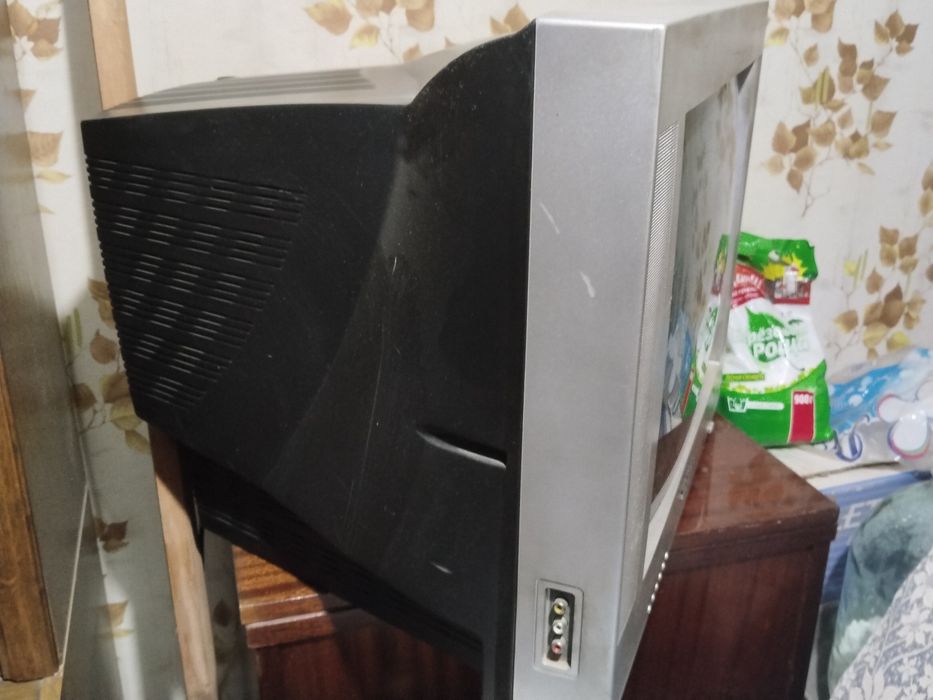 Телевизор б/у, все работает, цветной.