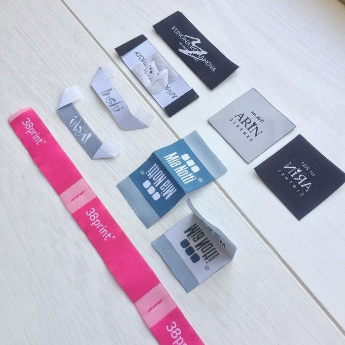 Jakkard toʻqima etiketlar karton birkalar emblema reklama hizmati