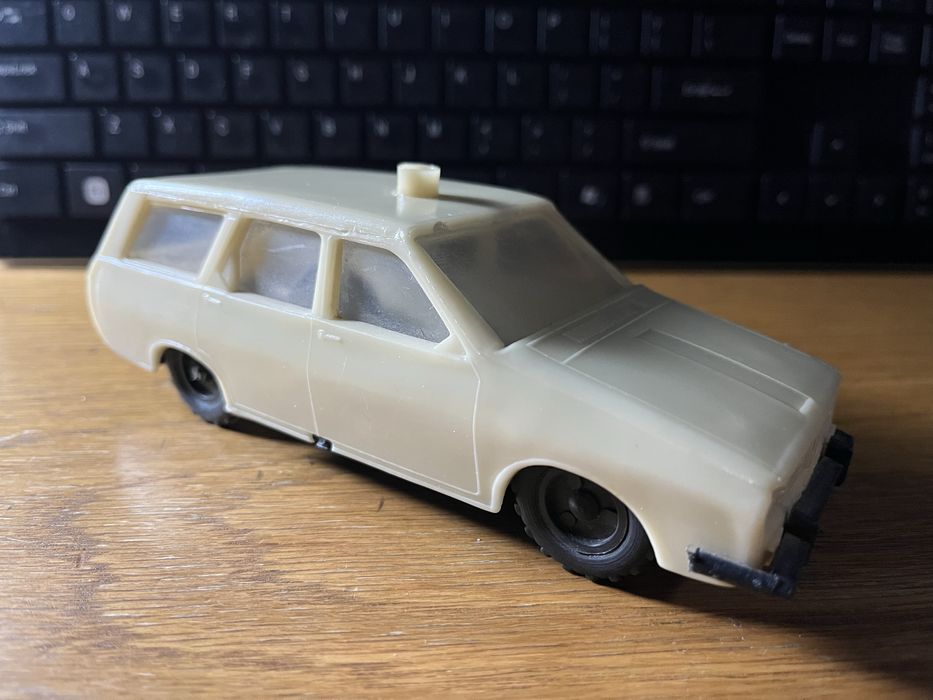 Jucarii vechi romanesti ambulanta si masinuta de curse