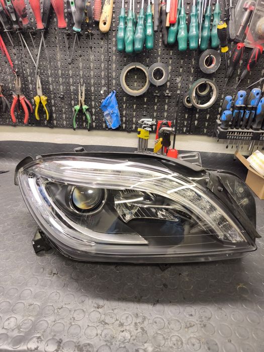 Десен завиващ ксенонов фар за Mercedes  ML W166