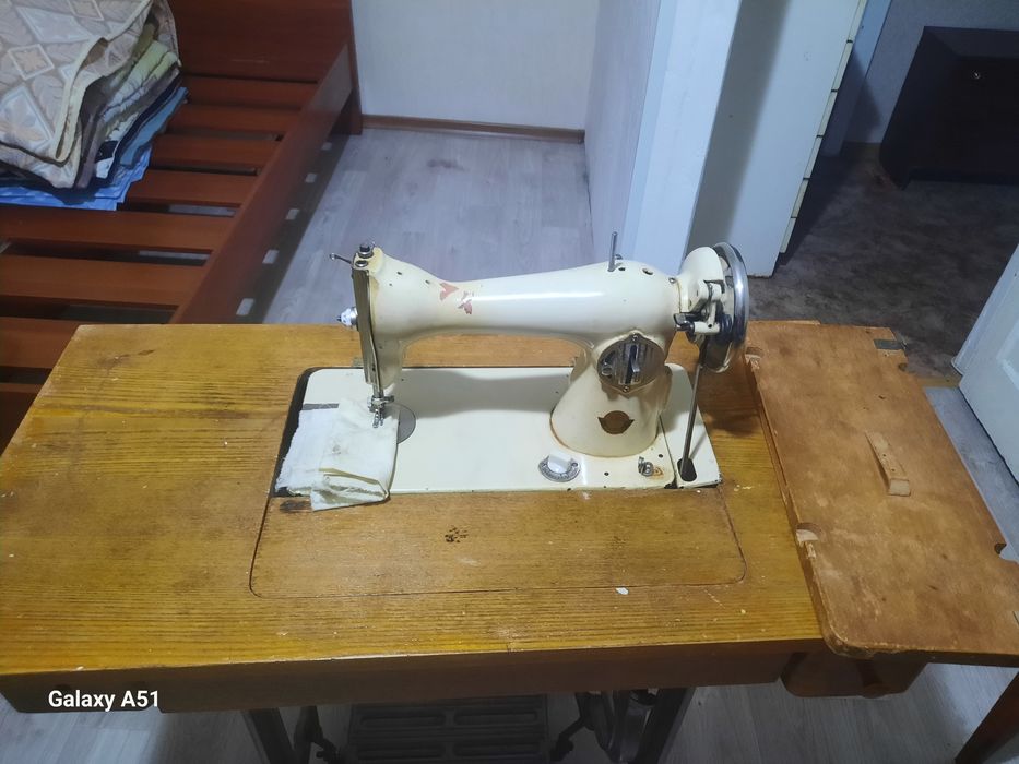 Продам швейную машинку времён СССР