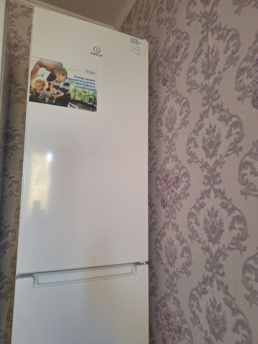 Продоется холодильник INDESIT DS 320 W 352 L