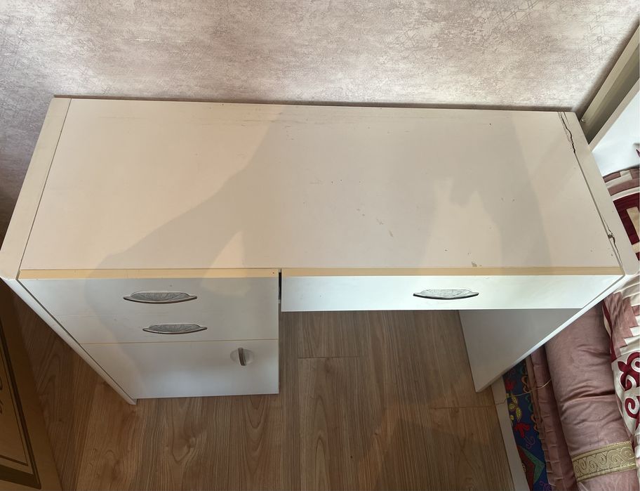 Дамский столик (туалетный столик)