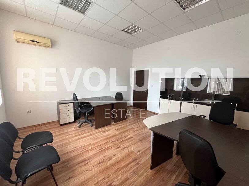 Дава се под наем Офис в Варна, Център - 130 кв.м за 1200 € - Снимка #2