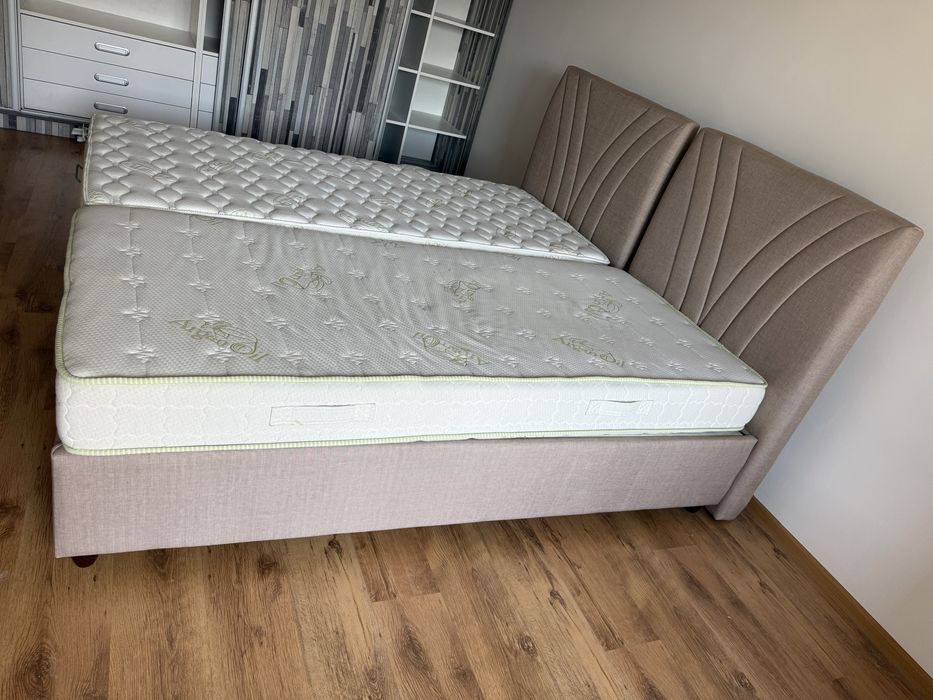 Две единични тапицирани легла с ракли и матраци iSleep