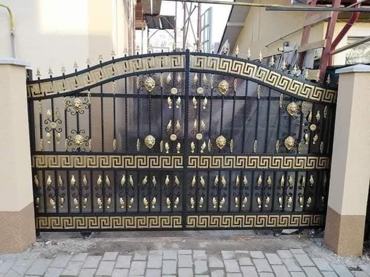 Porți, panouri de gard, balustrade din fier forjat.