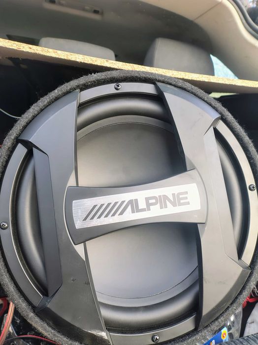 Vînd subwoofer și amplificator