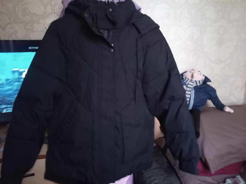 Куртка теплая с капюшоном.
