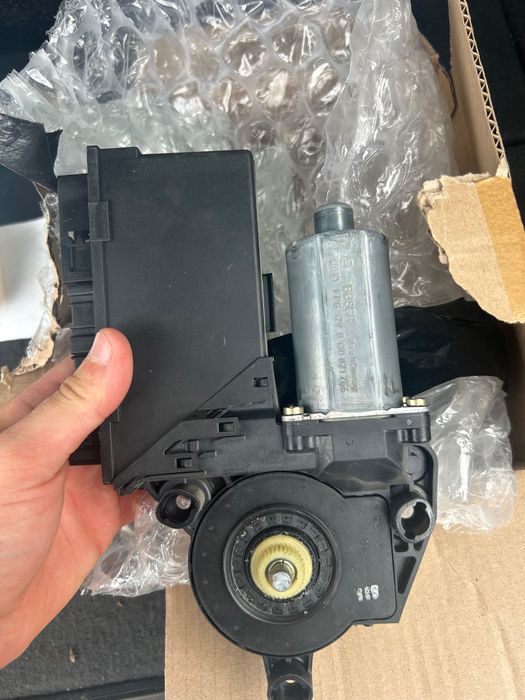 vând motoraș geam față dreapta audi a4 b6 2004