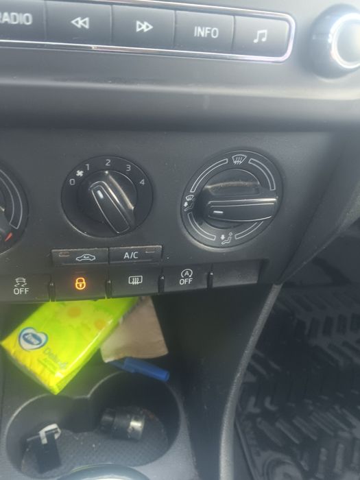 Vând skoda  rapid 1.6.D an 2014.