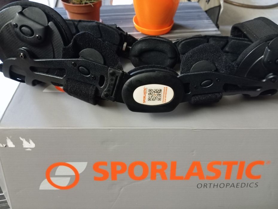 Ортеза за дясно коляно