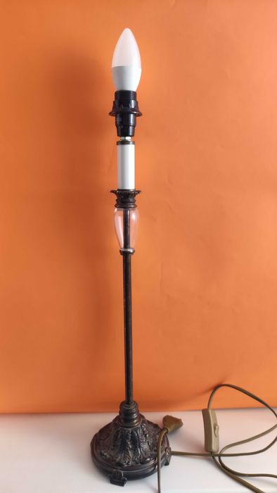 Висока настолна лампа от метал с орнаменти