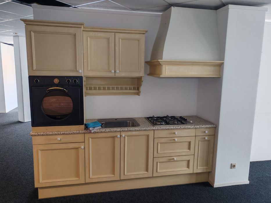 Чисто нова кухня с дървени вратички и уреди