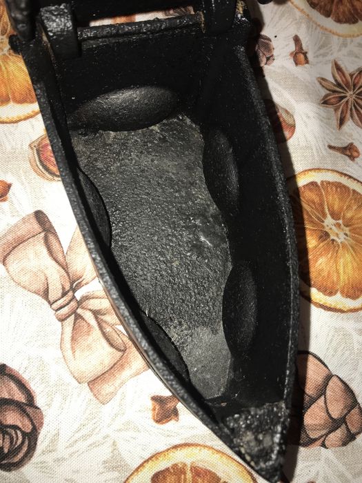 Fier de călcat cu cărbuni cu cap de leu